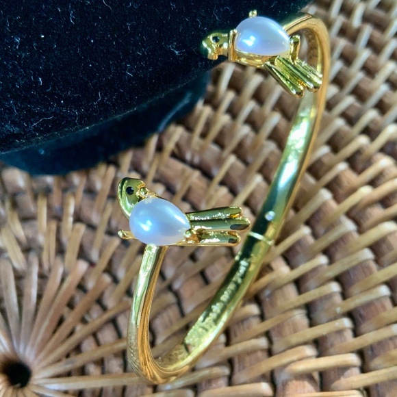 Kate Spade Gold Pearl LOVE BIRD Bracelet⭐️NEW W/TAG Hinge Spring Scene Bird CUFF - Picture 7 of 14